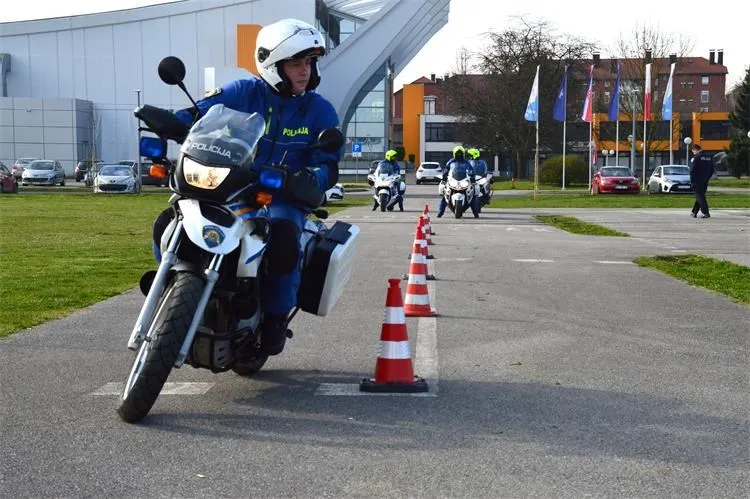 policajc na motorima (2) policajc na motorima (2)