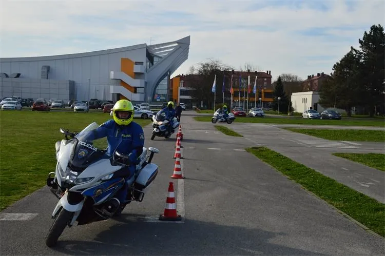 policajc na motorima (3) policajc na motorima (3)