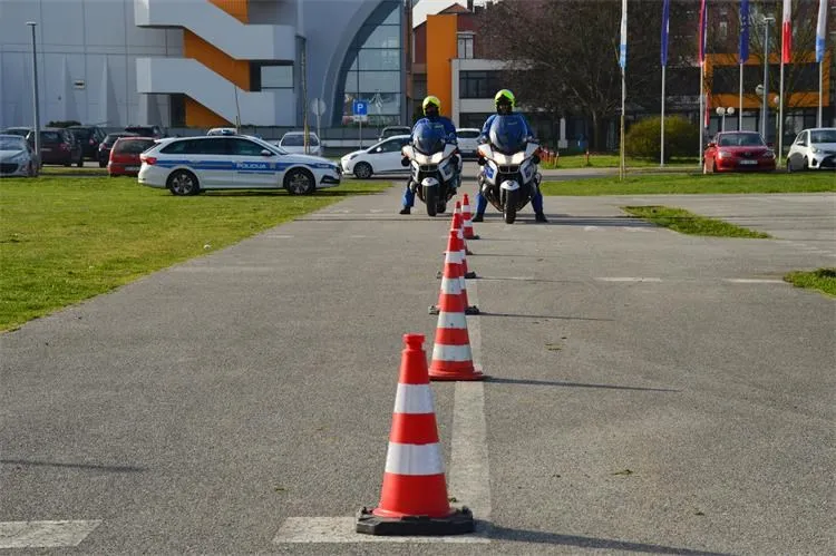 policajc na motorima (4) policajc na motorima (4)