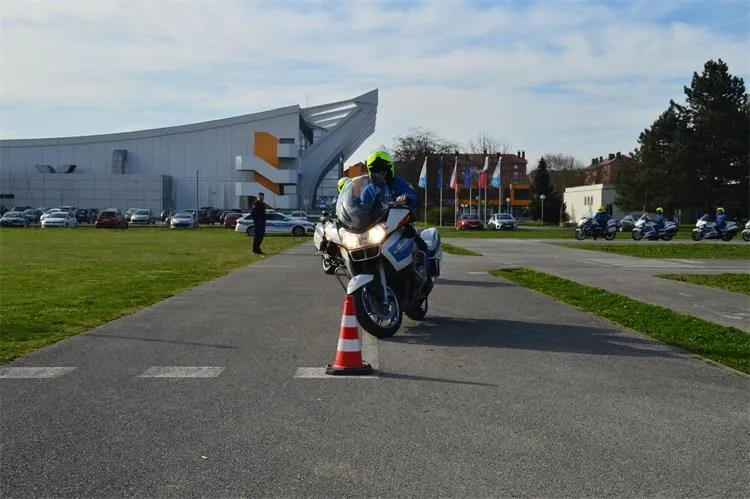 policajc na motorima (5) policajc na motorima (5)