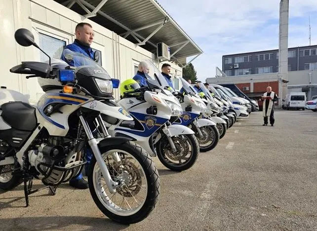 policajc na motorima (6) policajc na motorima (6)