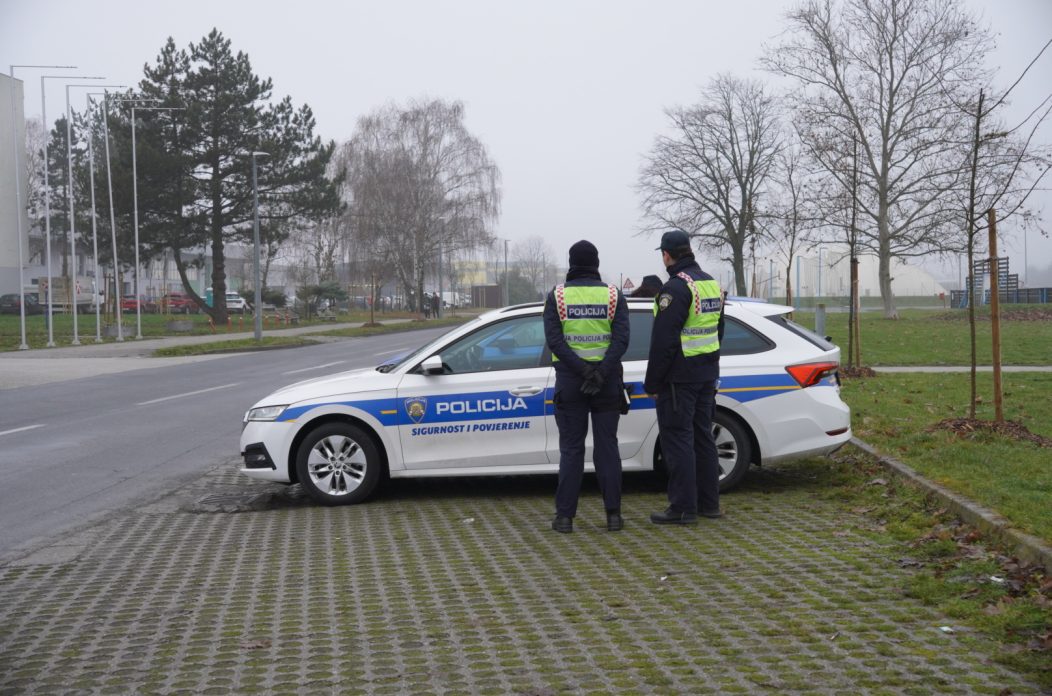 policija akcija vozači ilustracija (12)