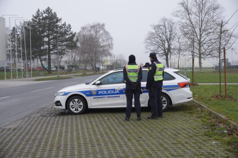 policija akcija vozači ilustracija (12)