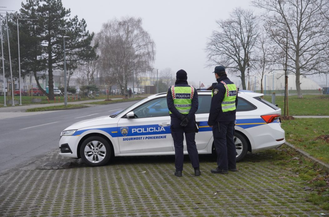 policija akcija vozači ilustracija (13)