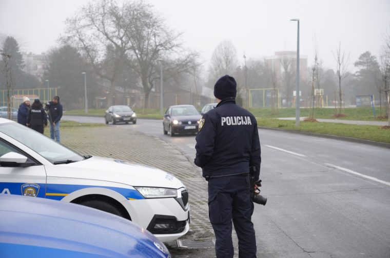 policija akcija vozači ilustracija (2)