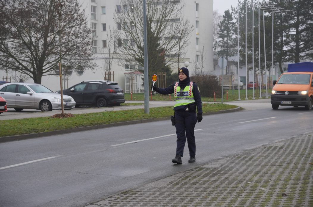 policija akcija vozači ilustracija (26)