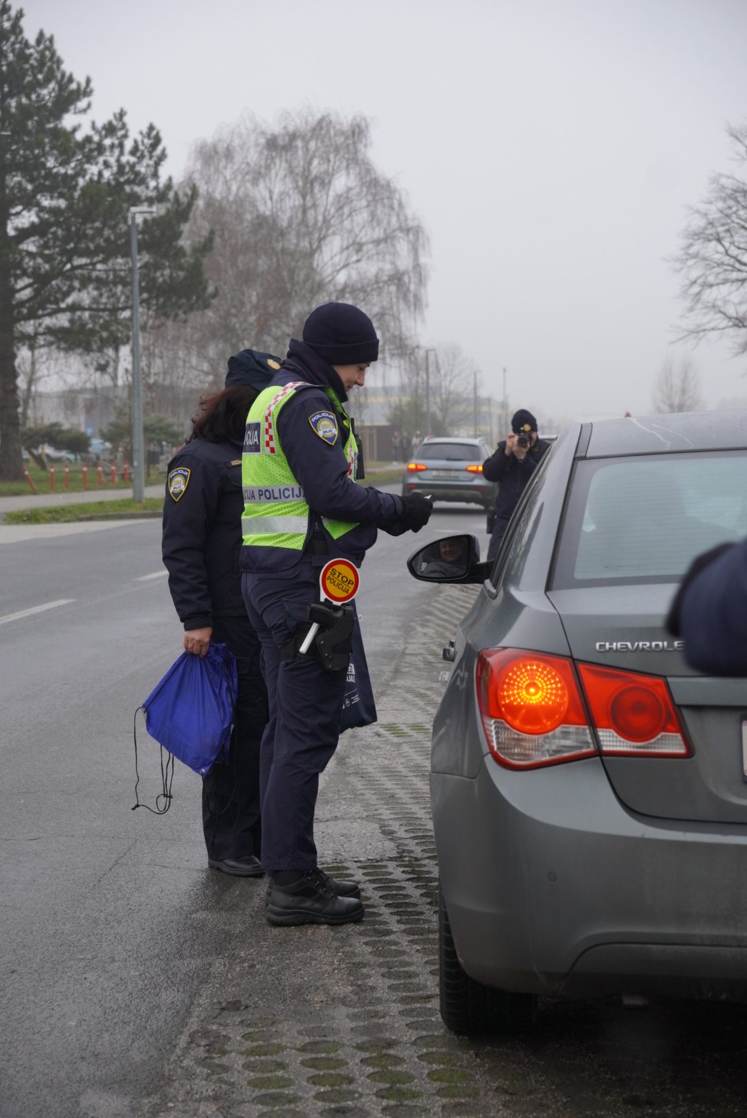 policija akcija vozači ilustracija (31)