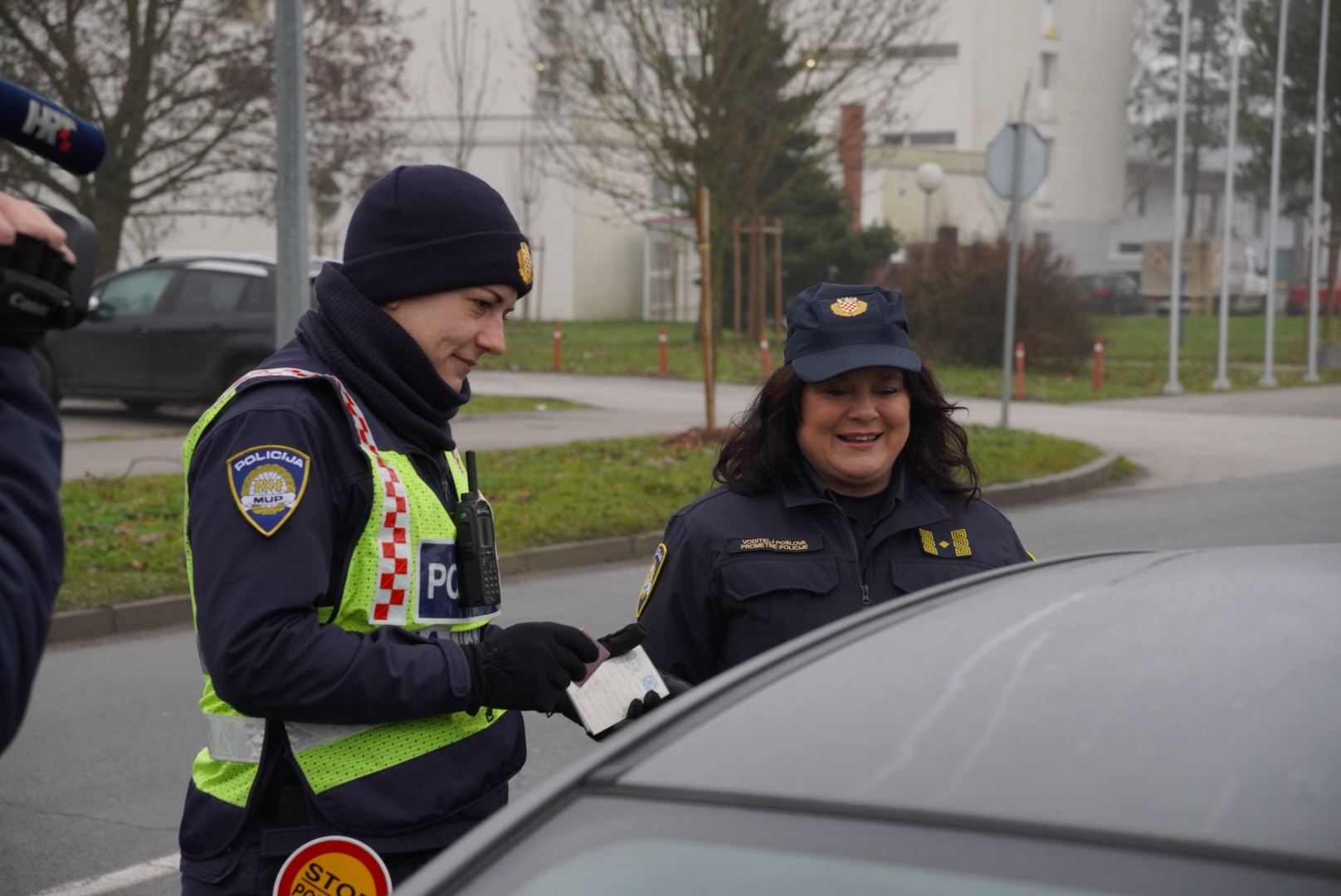 policija akcija vozači ilustracija (32)