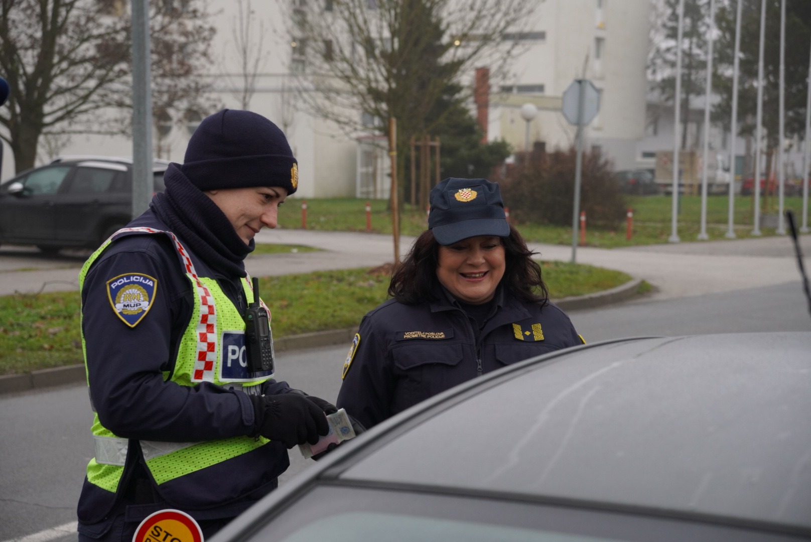 policija akcija vozači ilustracija (33)