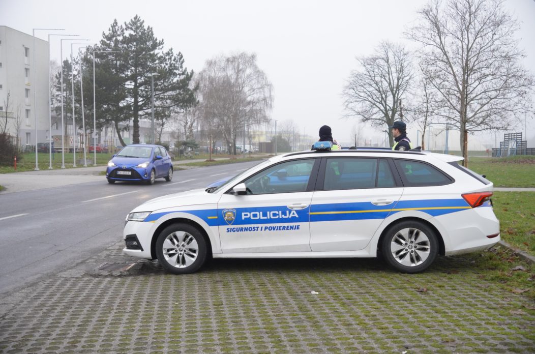 policija akcija vozači ilustracija (7)