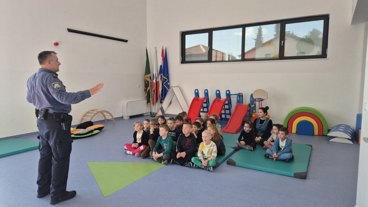 posjet policije vrtiću zvončić i lastavica (1)