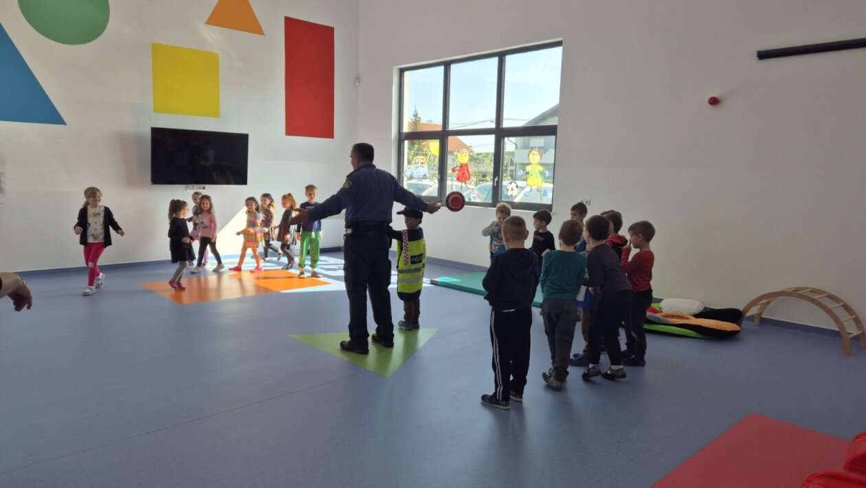 posjet policije vrtiću zvončić i lastavica (6)