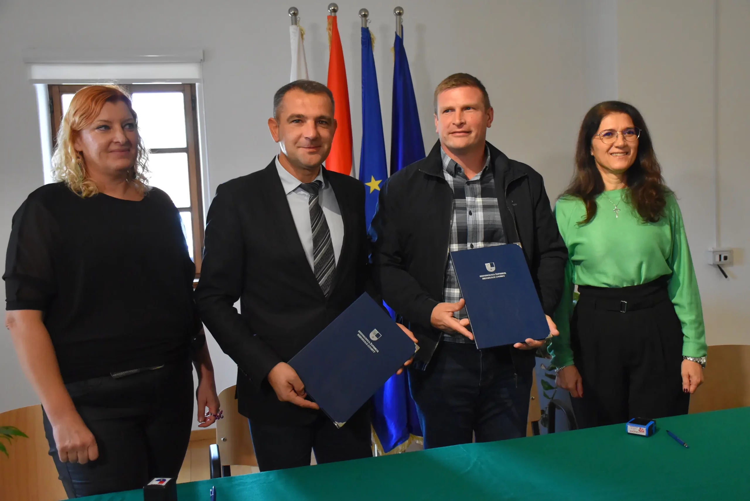 potpisivanje ugovora, parkiralište,matija posavec,ljerka cividini,maša hrustek sobočan (1) potpisivanje ugovora, parkiralište,matija posavec,ljerka cividini,maša hrustek sobočan (1)