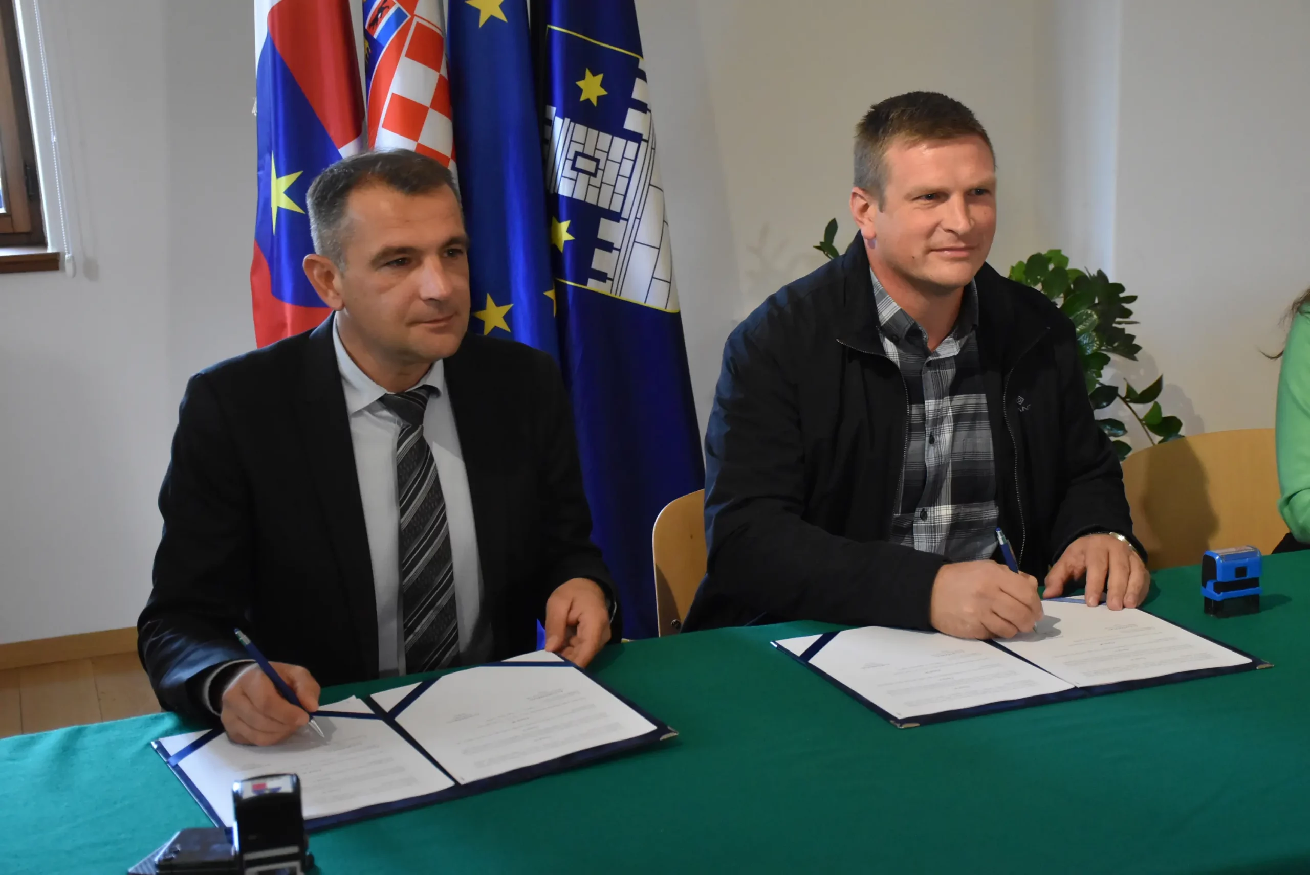 potpisivanje ugovora, parkiralište,matija posavec,ljerka cividini,maša hrustek sobočan (11) potpisivanje ugovora, parkiralište,matija posavec,ljerka cividini,maša hrustek sobočan (11)