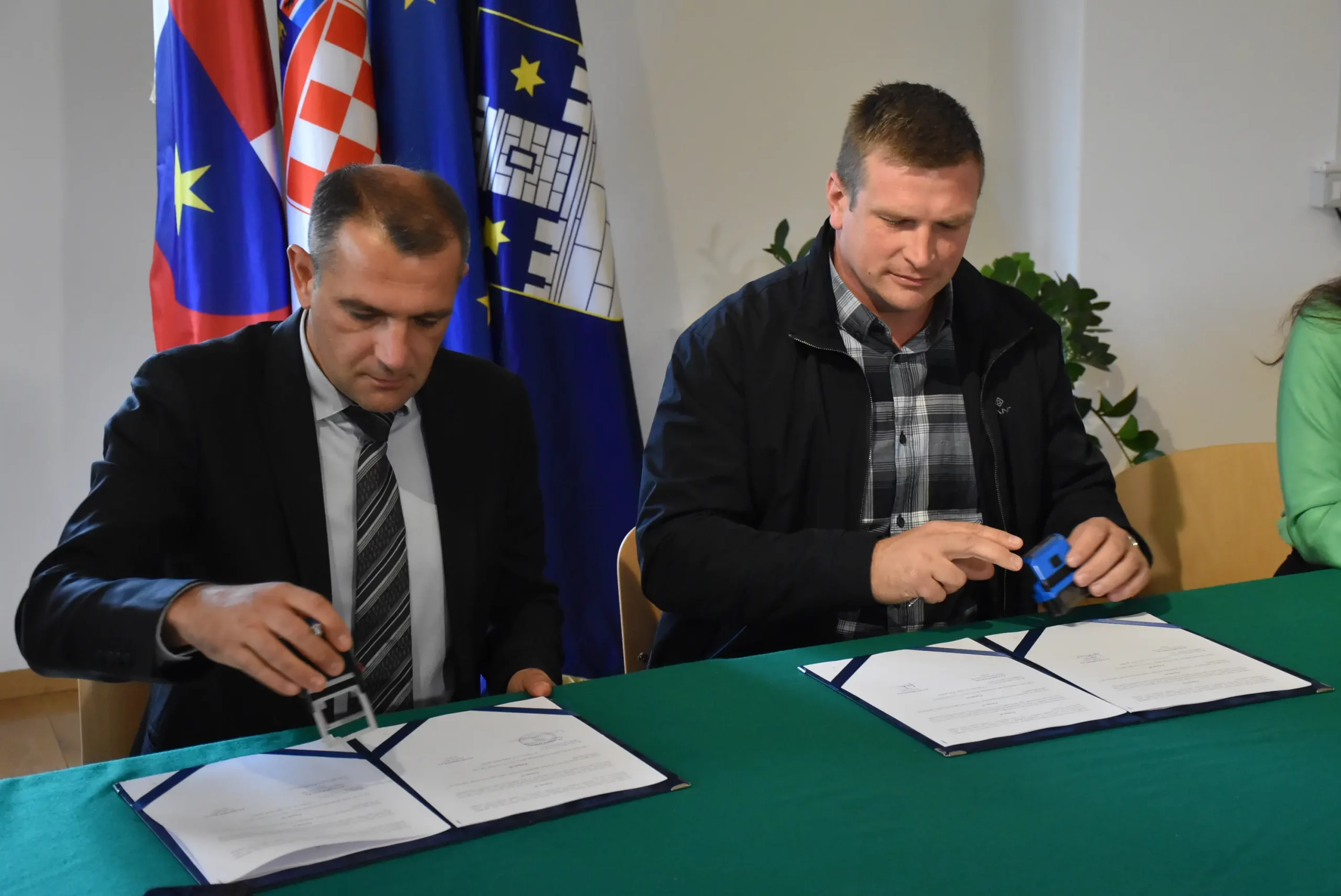 potpisivanje ugovora, parkiralište,matija posavec,ljerka cividini,maša hrustek sobočan (12) potpisivanje ugovora, parkiralište,matija posavec,ljerka cividini,maša hrustek sobočan (12)