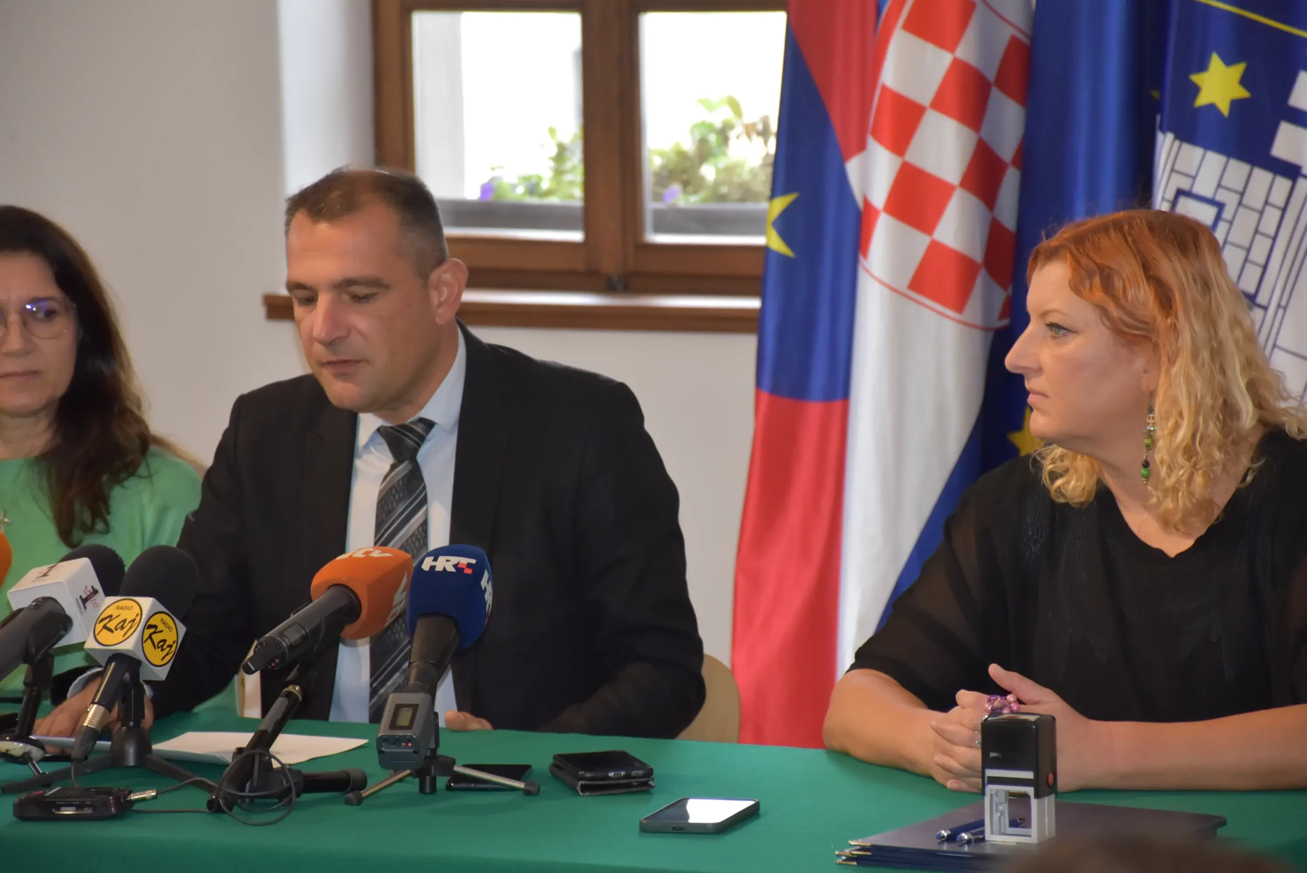 potpisivanje ugovora, parkiralište,matija posavec,ljerka cividini,maša hrustek sobočan (2) potpisivanje ugovora, parkiralište,matija posavec,ljerka cividini,maša hrustek sobočan (2)