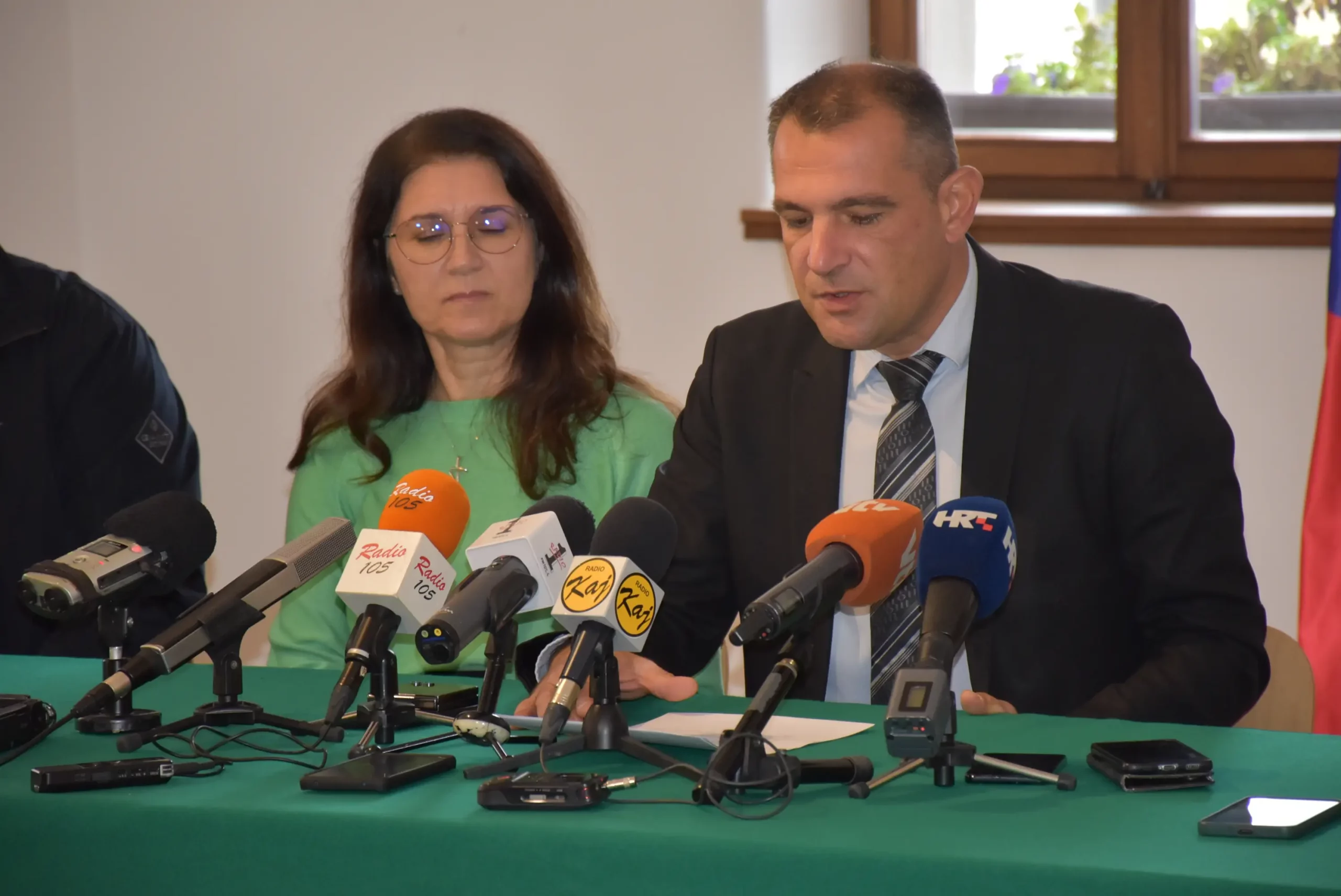 potpisivanje ugovora, parkiralište,matija posavec,ljerka cividini,maša hrustek sobočan (3) potpisivanje ugovora, parkiralište,matija posavec,ljerka cividini,maša hrustek sobočan (3)