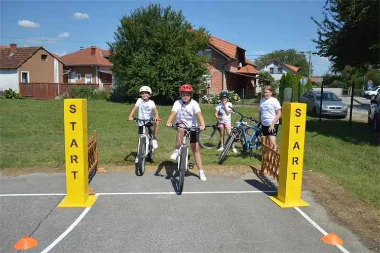 preventivna akcija ‘biciklima oprezno u prometu’ na 11. Dječjoj biciklijadi (6) preventivna akcija ‘biciklima oprezno u prometu’ na 11. Dječjoj biciklijadi (6)