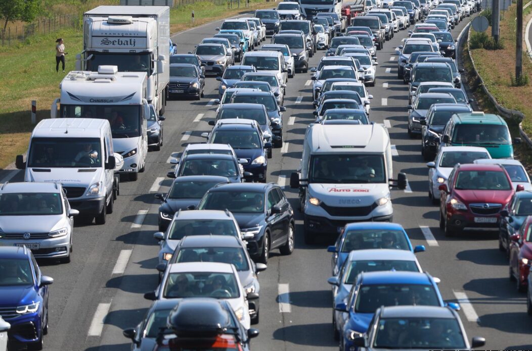 Zagreb: Velika gužva na naplatnoj postaji Lučko Zagreb: Velika gužva na naplatnoj postaji Lučko