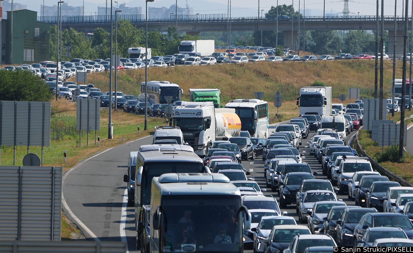 Zagreb: Velika gužva na naplatnoj postaji Lučko Zagreb: Velika gužva na naplatnoj postaji Lučko