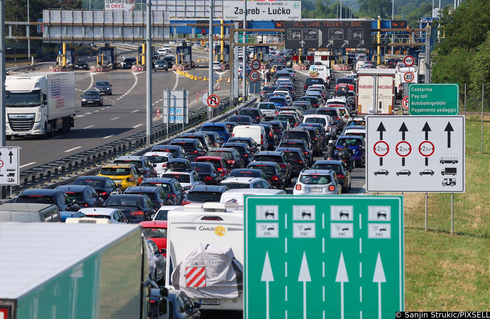 Zagreb: Velika gužva na naplatnoj postaji Lučko Zagreb: Velika gužva na naplatnoj postaji Lučko
