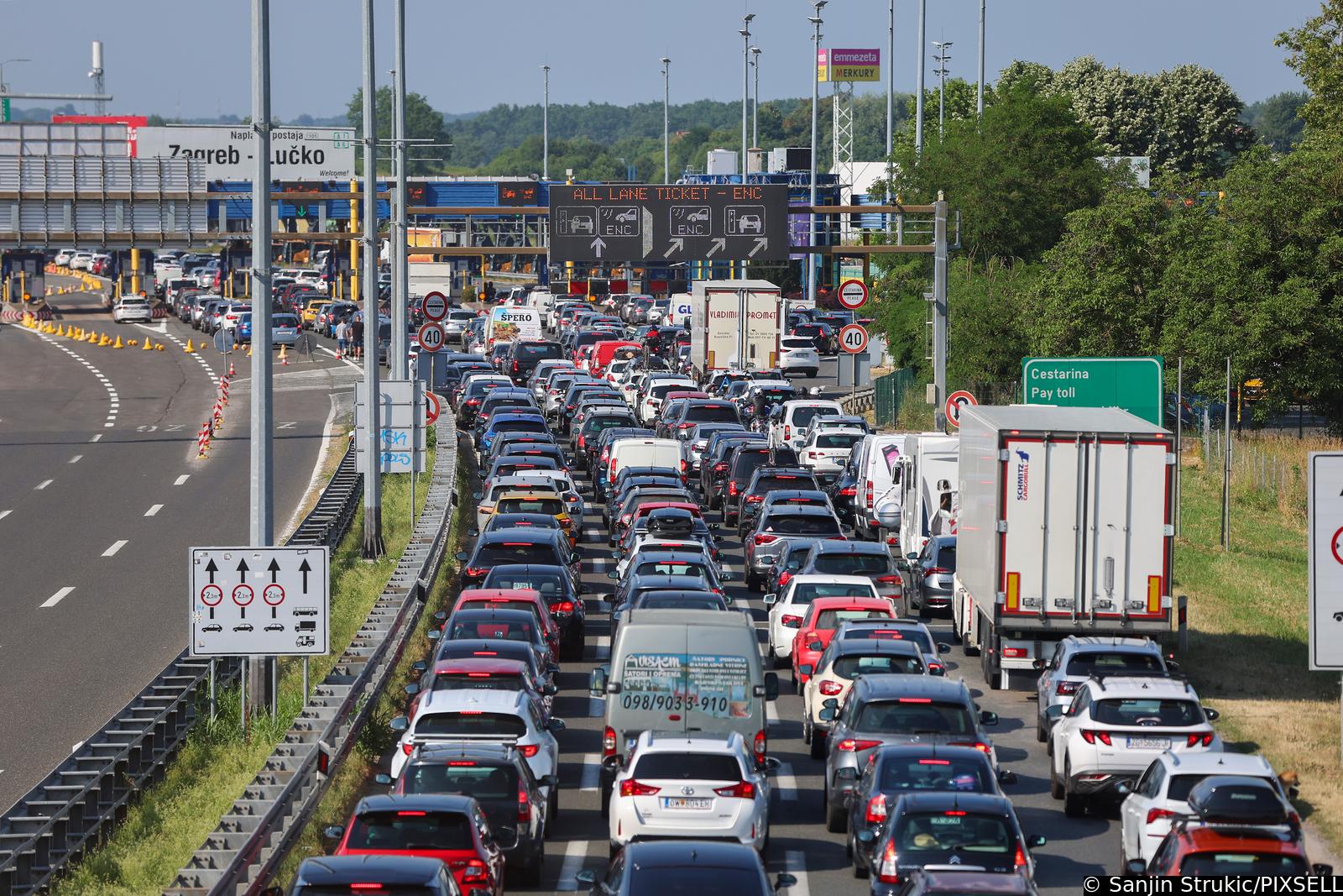 Zagreb: Velika gužva na naplatnoj postaji Lučko Zagreb: Velika gužva na naplatnoj postaji Lučko