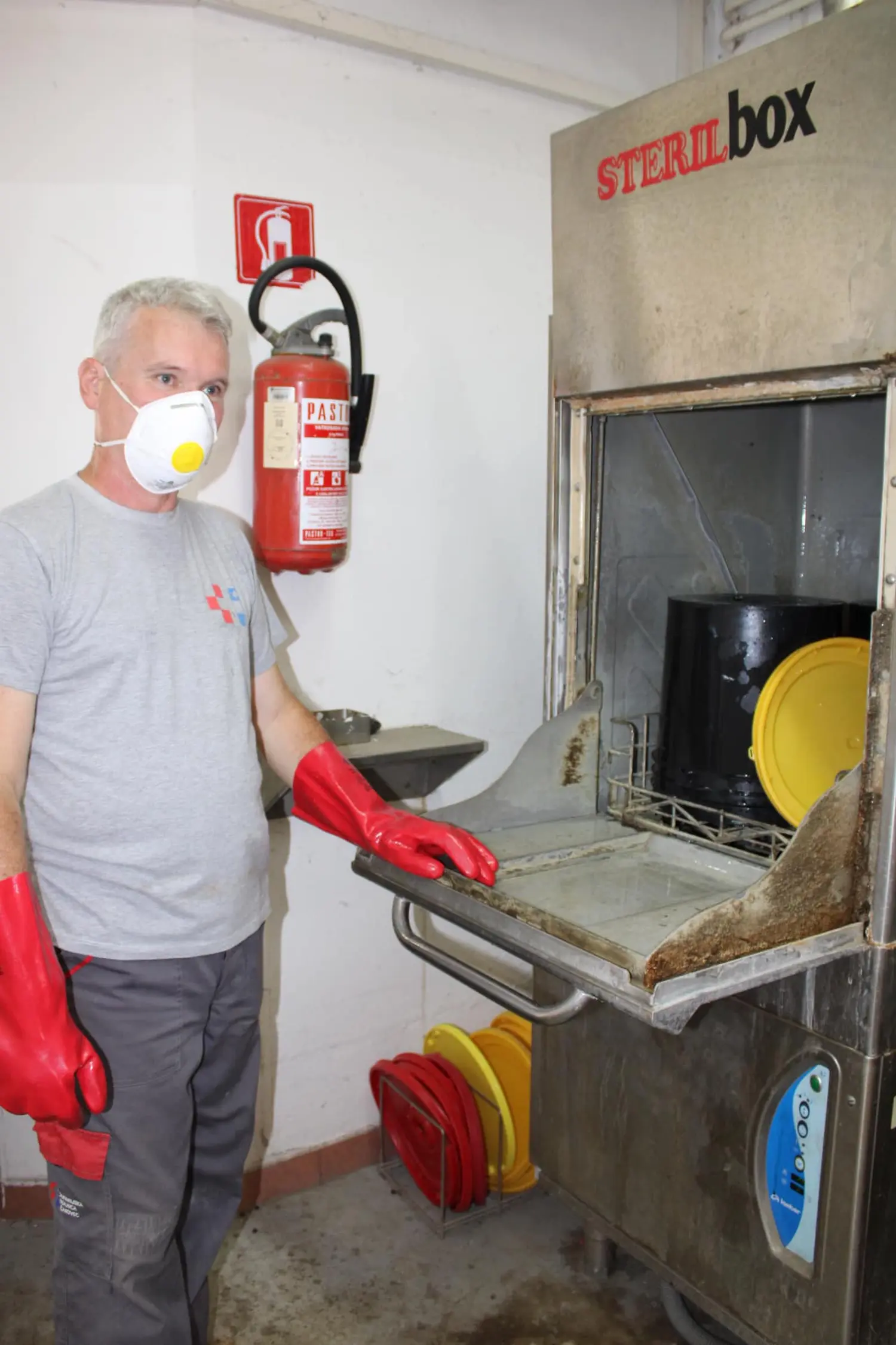 radnici bolnica, nenad damiš (1) radnici bolnica, nenad damiš (1)