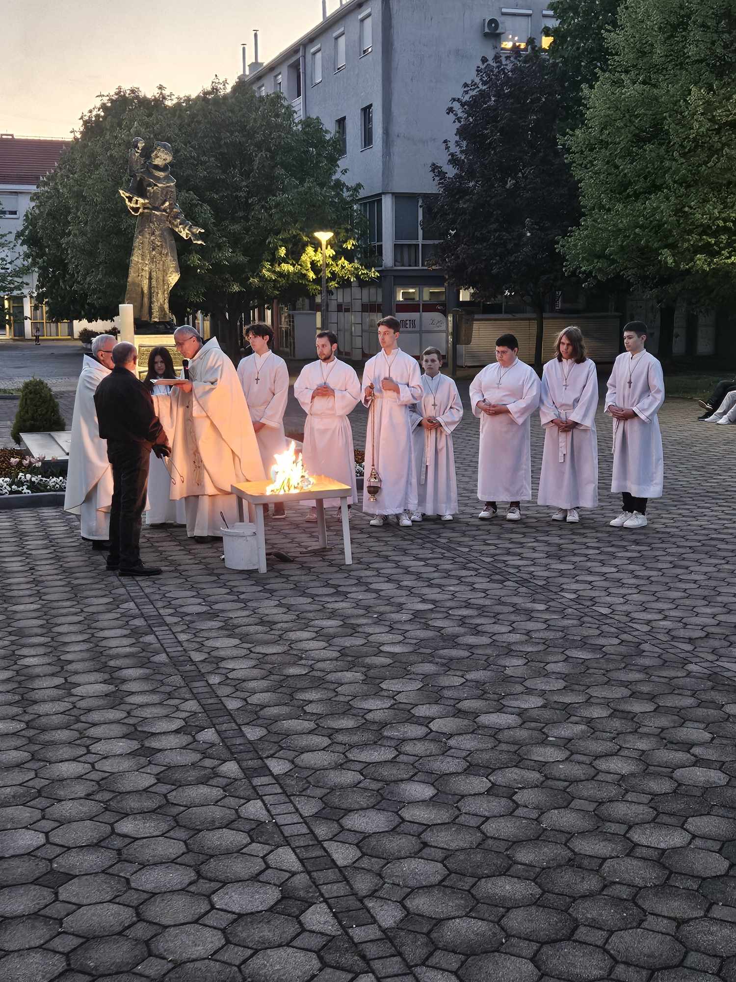 received_1909496696465178 received_1909496696465178