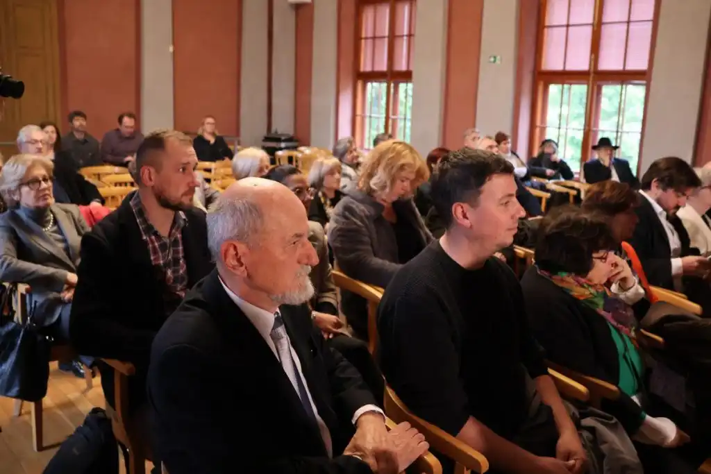 sjećanje na holokaust (8) sjećanje na holokaust (8)