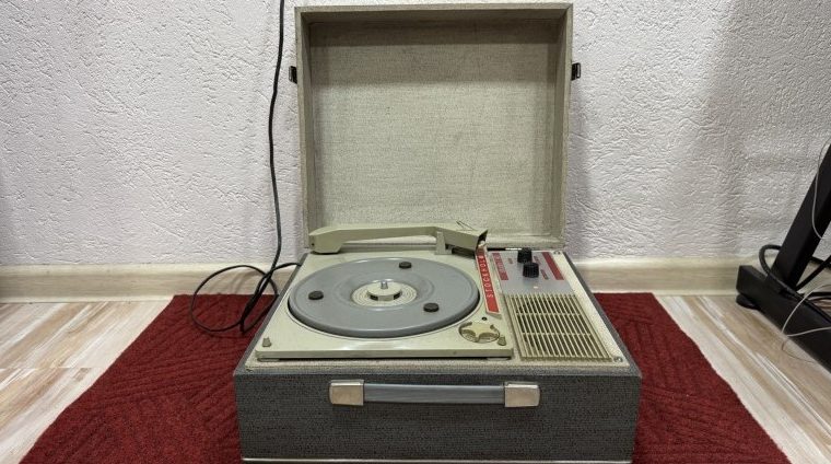 slikaStockholm-Studio-90-prvi-gramofon-u-Jugoslaviji-1962–461135069v800h600 slikaStockholm-Studio-90-prvi-gramofon-u-Jugoslaviji-1962–461135069v800h600