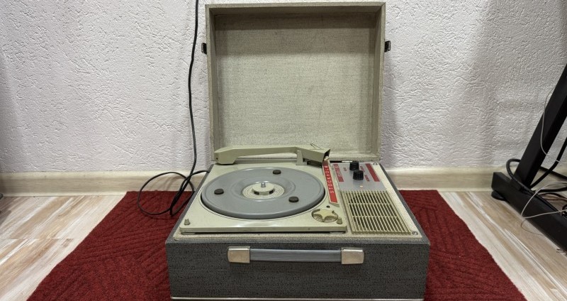 slikaStockholm-Studio-90-prvi-gramofon-u-Jugoslaviji-1962–461135069v800h600