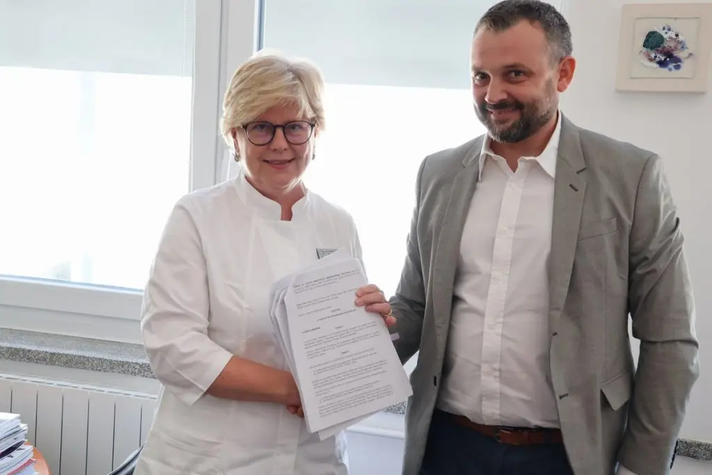 solarni paneli zgrada za javno zdravstvo (1)