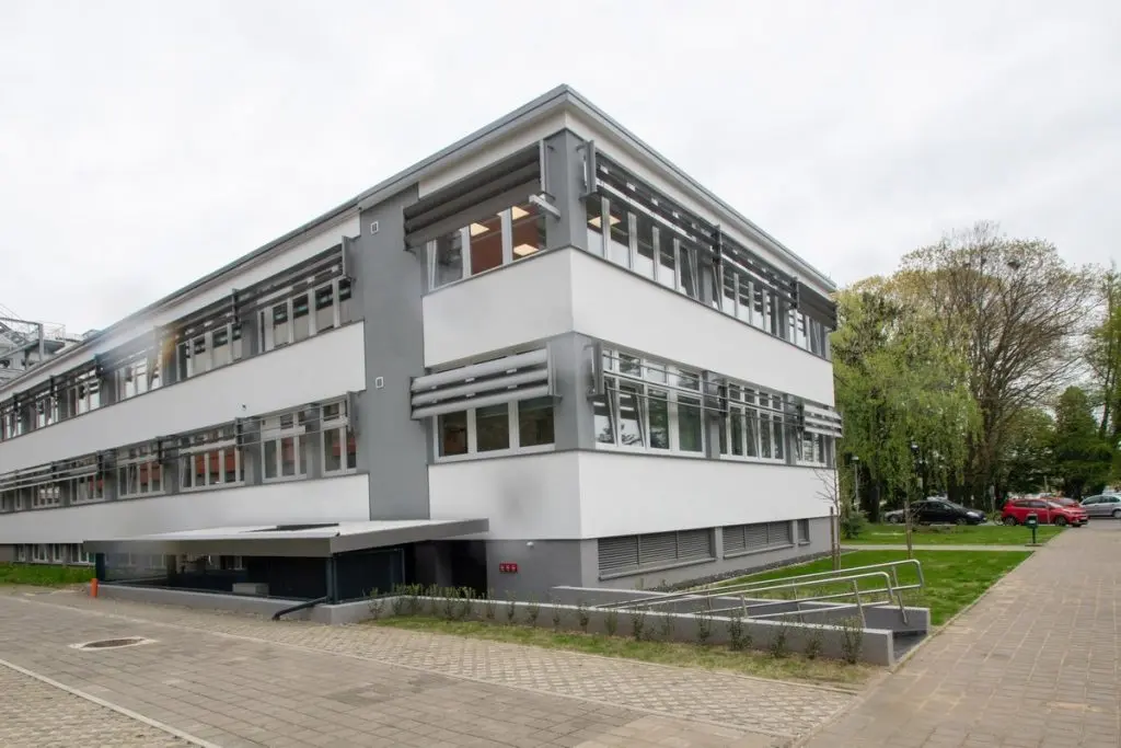 solarni paneli zgrada za javno zdravstvo (2)