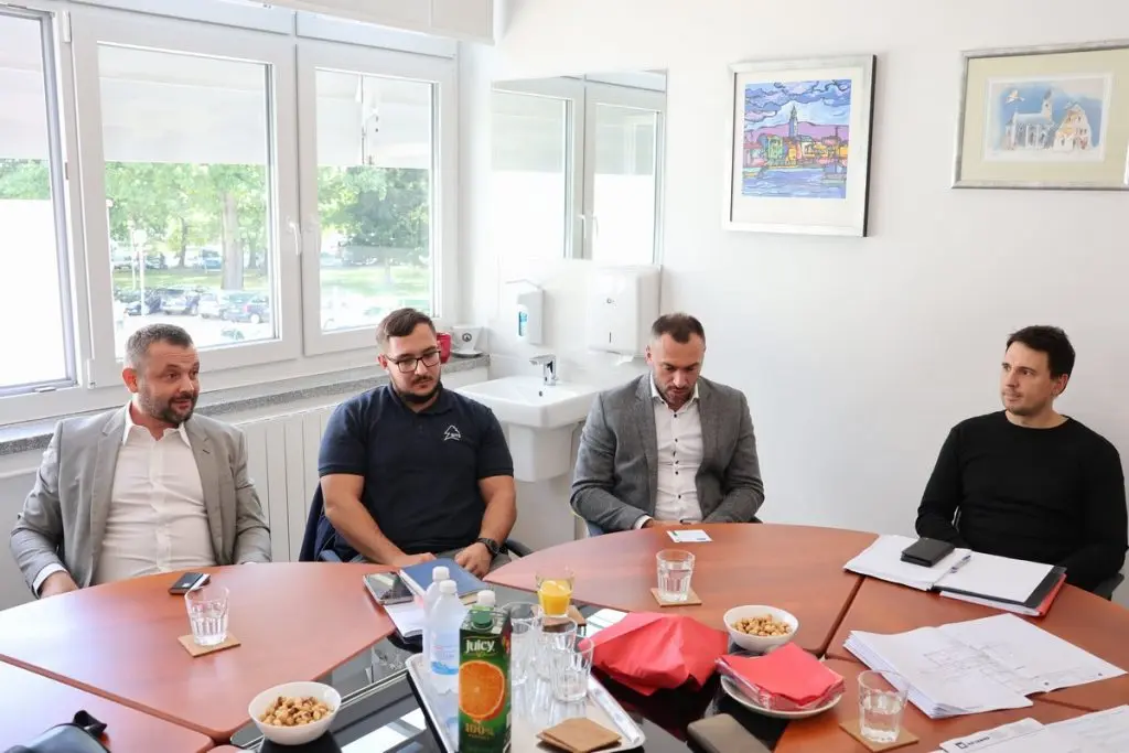 solarni paneli zgrada za javno zdravstvo (7)