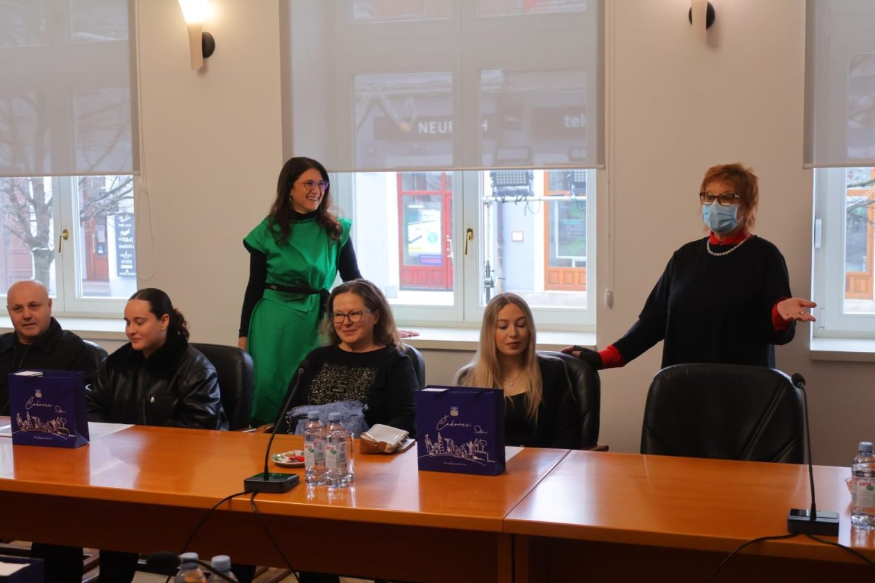 studenti potpisivanje stipendije Čakovec (1) studenti potpisivanje stipendije Čakovec (1)