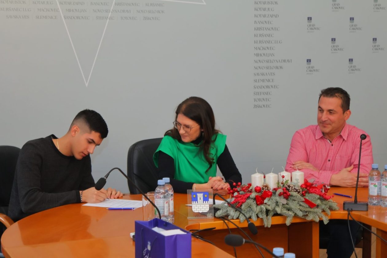 studenti potpisivanje stipendije Čakovec (10) studenti potpisivanje stipendije Čakovec (10)