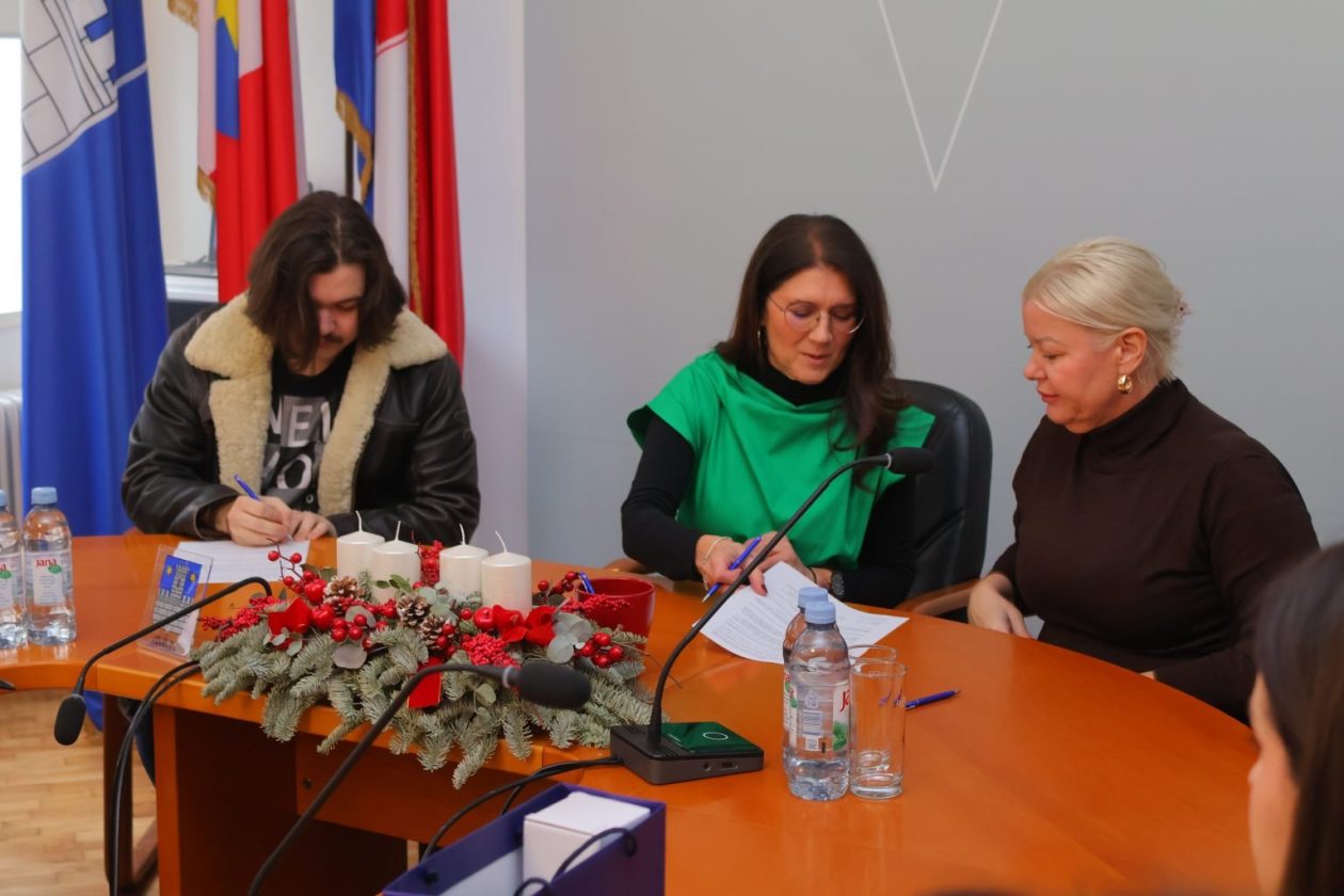 studenti potpisivanje stipendije Čakovec (13) studenti potpisivanje stipendije Čakovec (13)