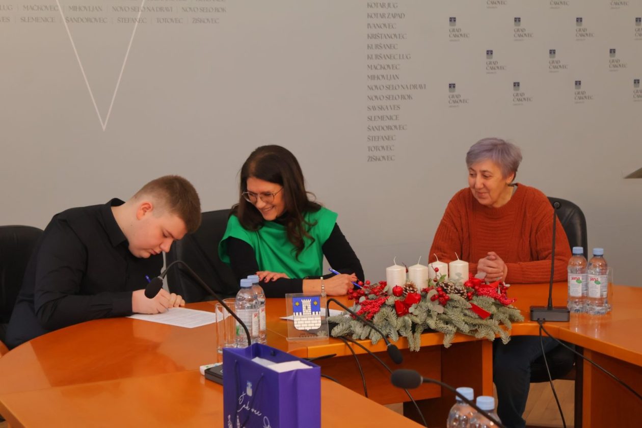 studenti potpisivanje stipendije Čakovec (6) studenti potpisivanje stipendije Čakovec (6)