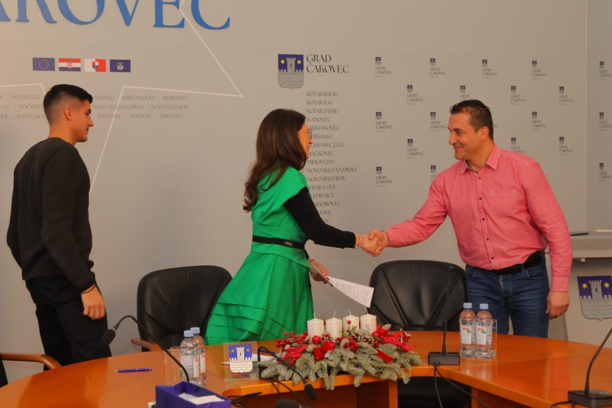 studenti potpisivanje stipendije Čakovec (9) studenti potpisivanje stipendije Čakovec (9)