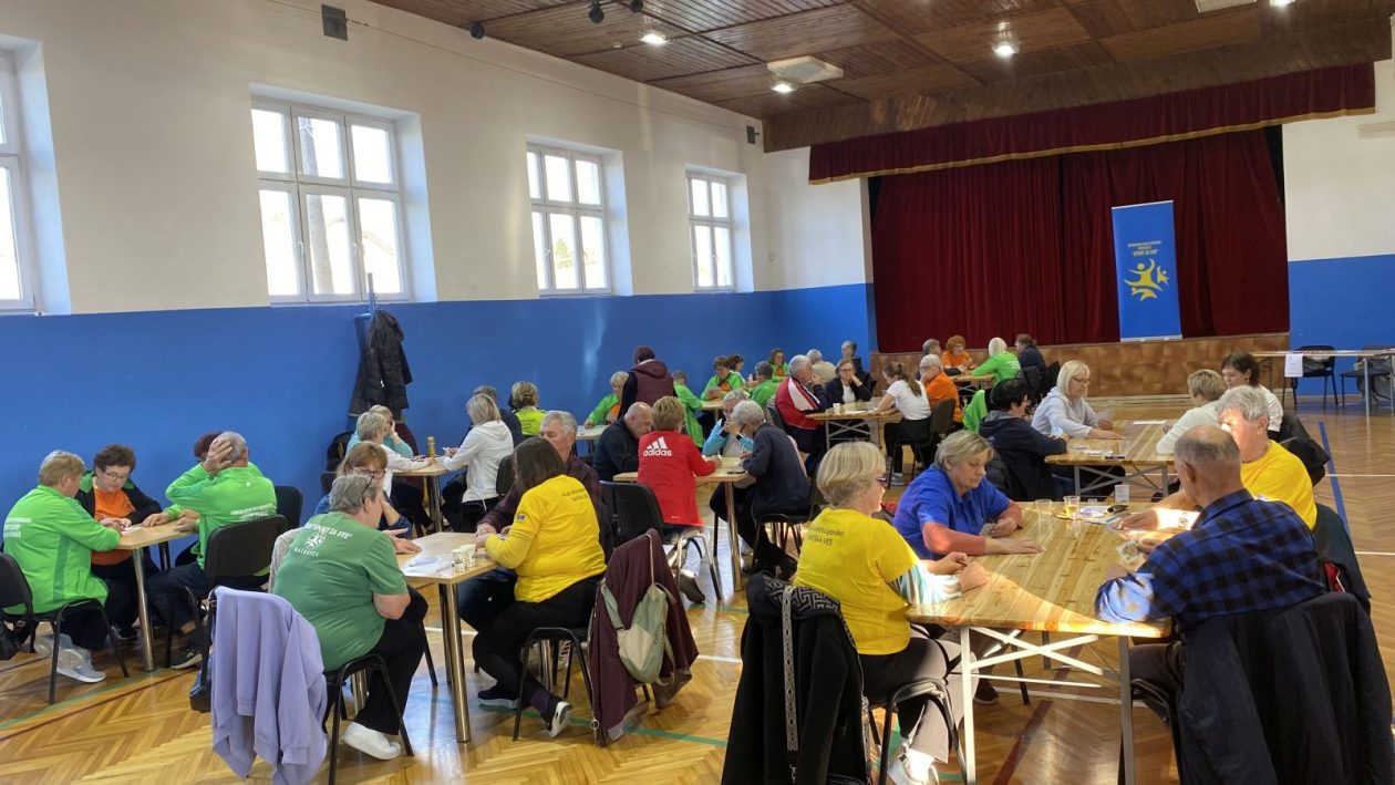 sudionici turnira za vrijeme kartanja