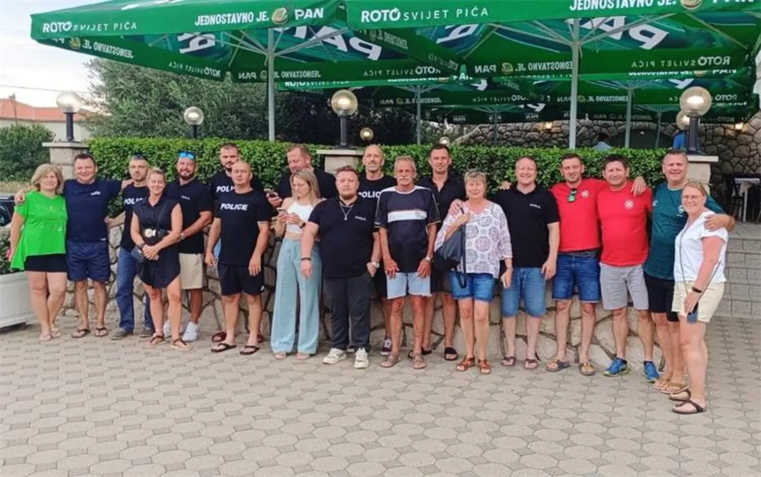 turisti,zahvala,policija (1) turisti,zahvala,policija (1)