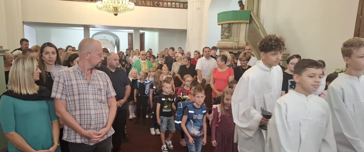 u župnoj crkvi Presvetog Trojstva u Nedelišću održana je svečana sveta misa povodom početka nove školske godine (11) u župnoj crkvi Presvetog Trojstva u Nedelišću održana je svečana sveta misa povodom početka nove školske godine (11)