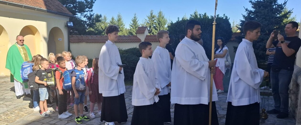 u župnoj crkvi Presvetog Trojstva u Nedelišću održana je svečana sveta misa povodom početka nove školske godine (13) u župnoj crkvi Presvetog Trojstva u Nedelišću održana je svečana sveta misa povodom početka nove školske godine (13)