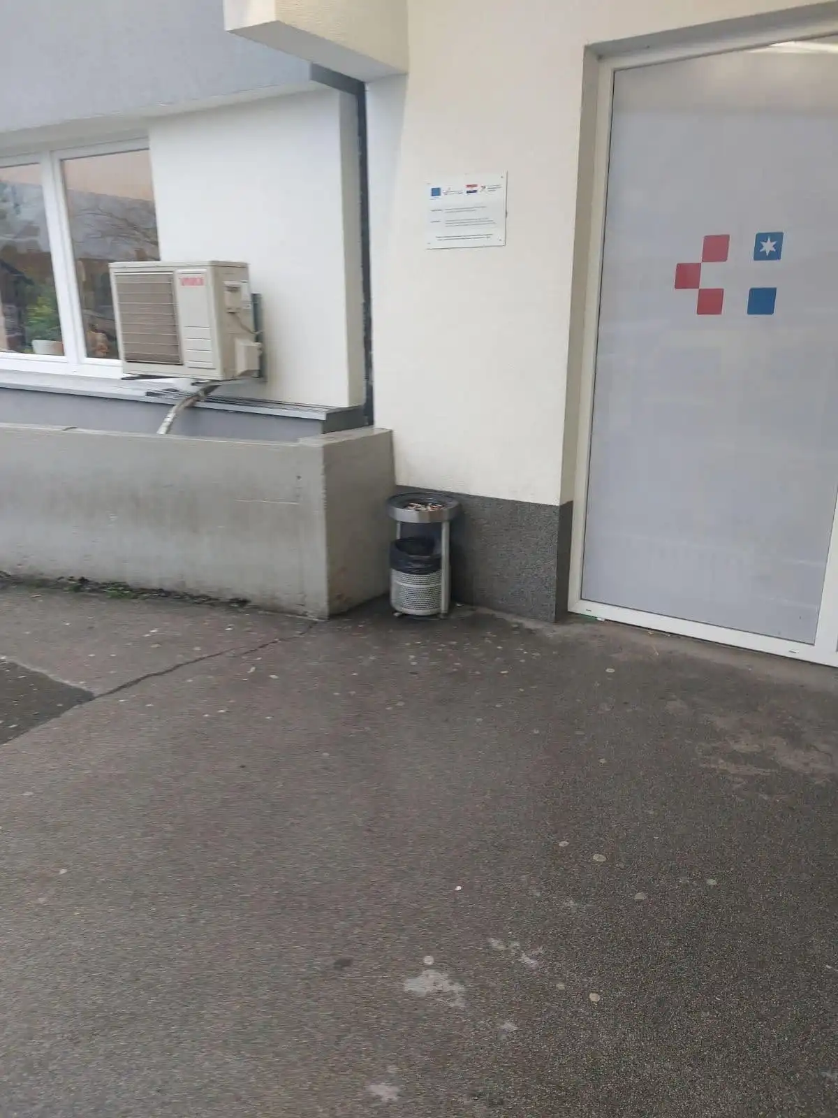 ulaz, bolnica, opušci (1)