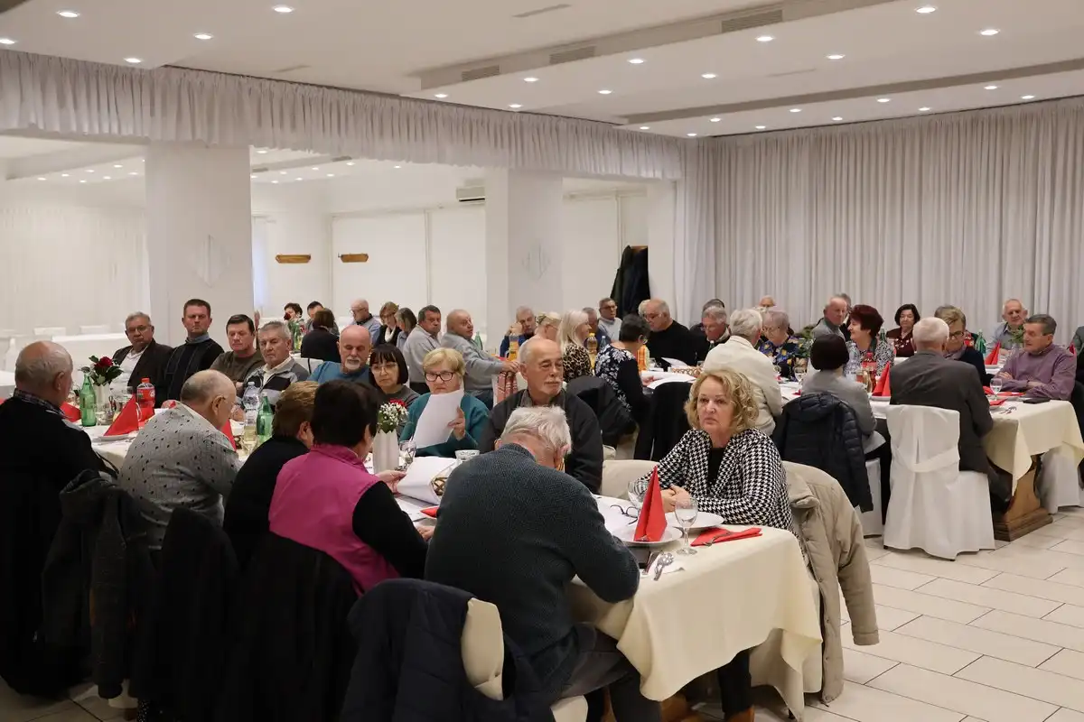 umirovljenici – skupština (3) umirovljenici – skupština (3)