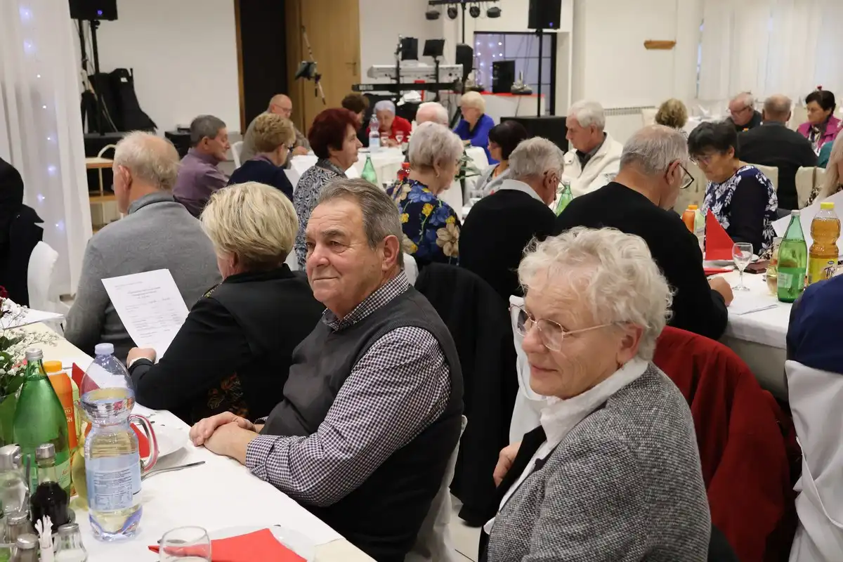 umirovljenici – skupština (6) umirovljenici – skupština (6)