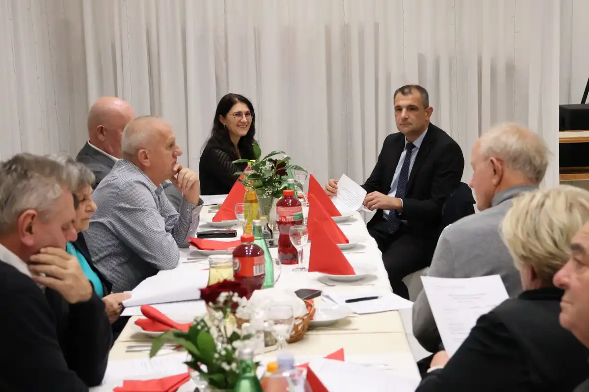 umirovljenici – skupština (8) umirovljenici – skupština (8)