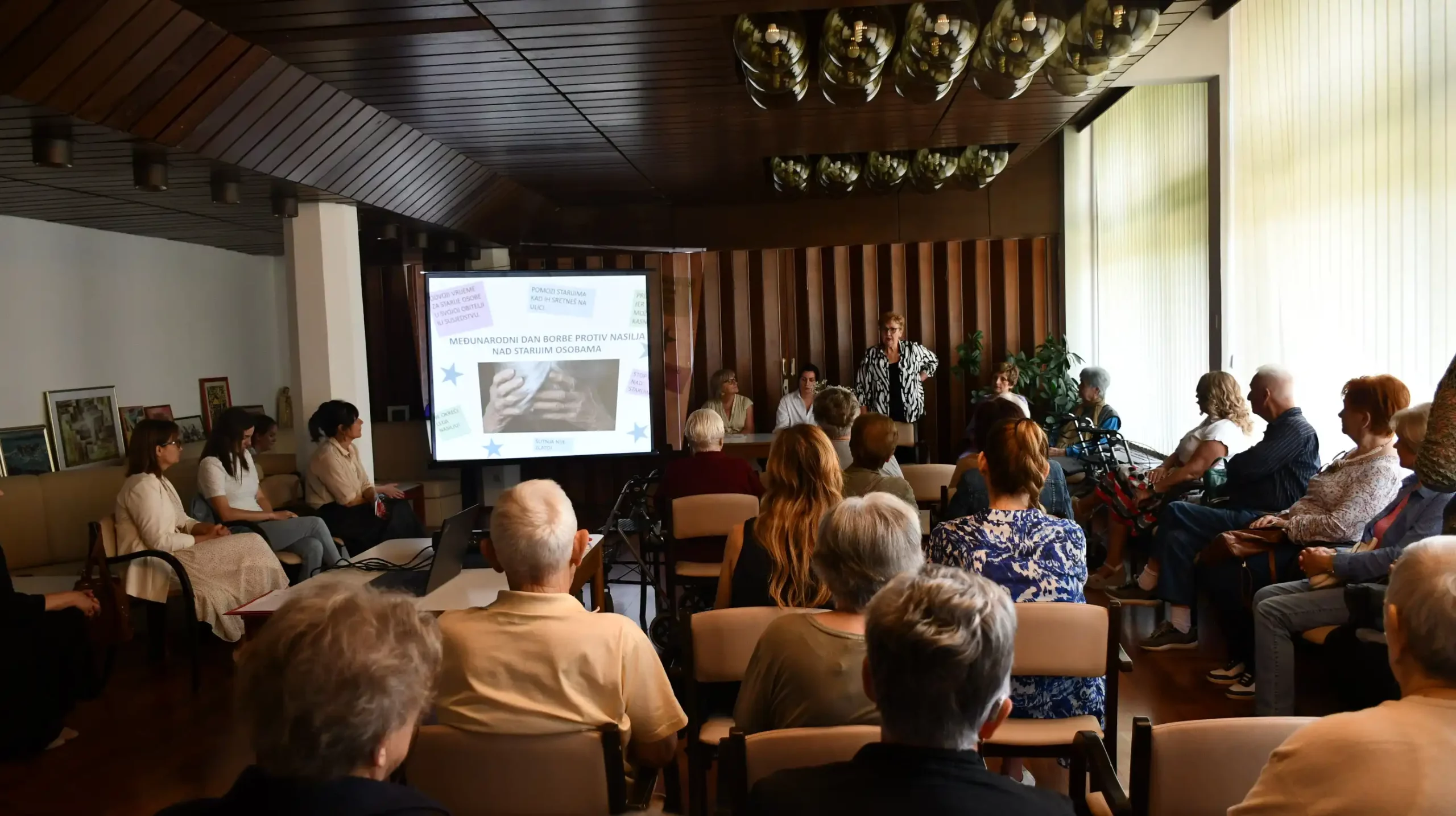 umirovljenici – tribina (4) umirovljenici – tribina (4)