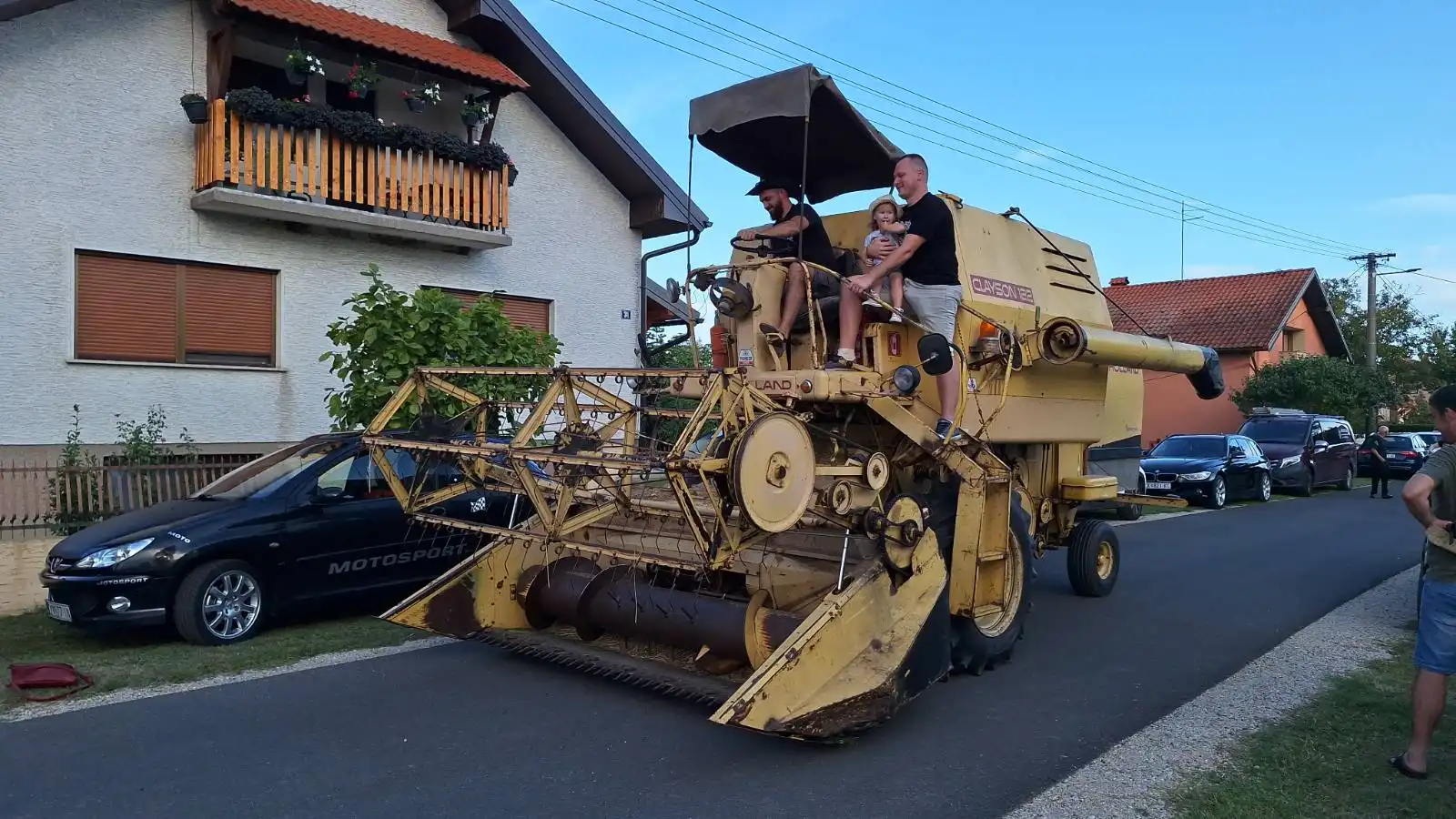 viber_slika_2024-08-02_18-40-29-827 kombajn traktor viber_slika_2024-08-02_18-40-29-827 kombajn traktor