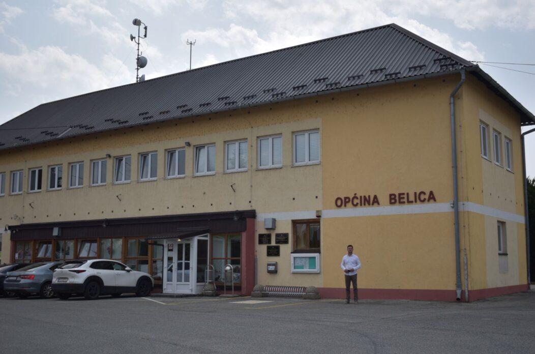 petar janušić kod zgrade općine belica